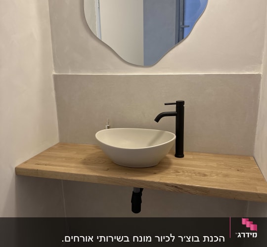 משטח עץ עם כיור עגול וברז שחור
